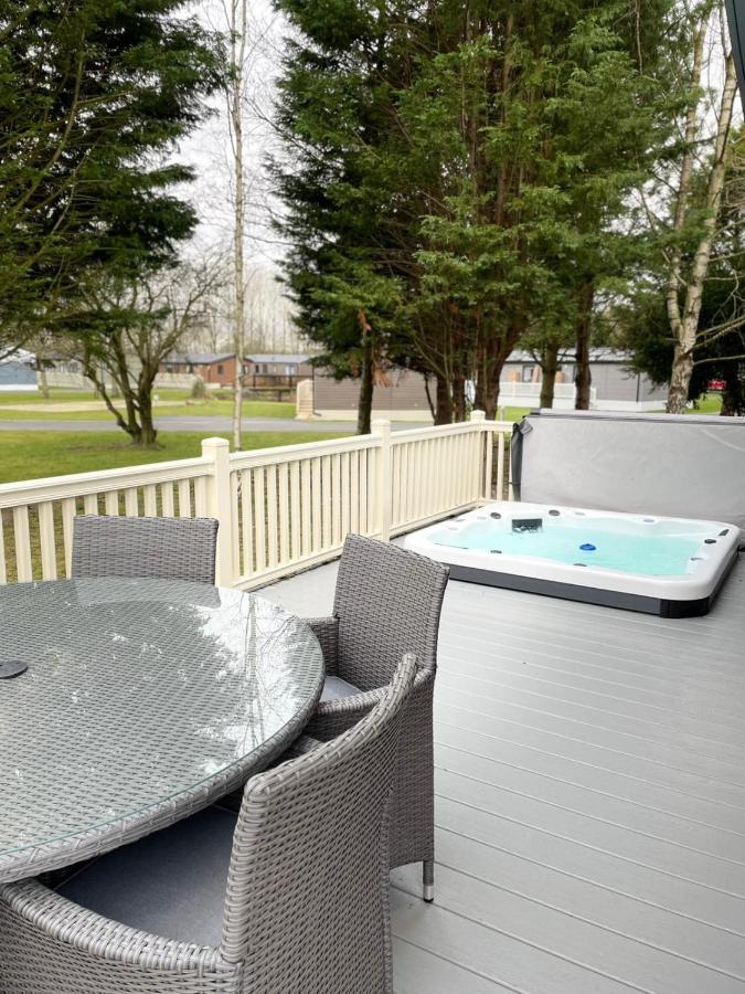 Lotus Lodge With Hot Tub York Exterior foto